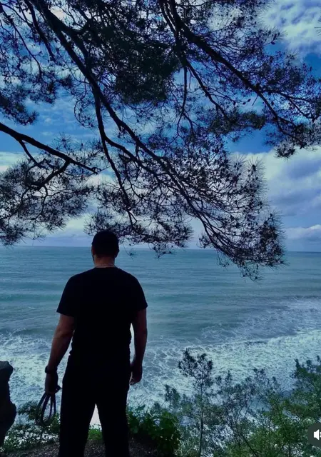 Я Илья, 25 років з Бердянська, шукаю знайомства без зобов'язань