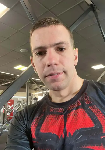 Денис из Сум, мне 33, познакомлюсь для приятного времяпровождения