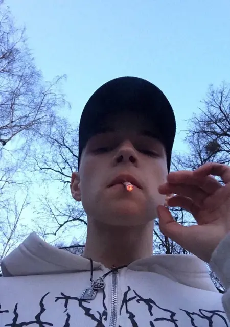 Я Антон, 19, из Харькова, ищу знакомства без обязательств