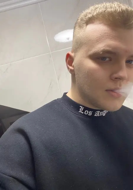 Я Денис, 20, из Черновцов, ищу знакомство для общения