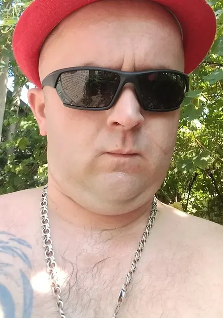 Артём з Мелітополя, шукаю на сайті знайомства без зобов'язань