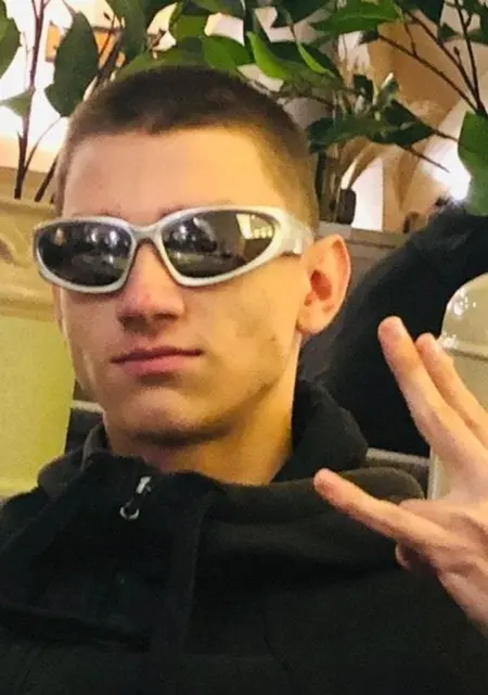 Я Максим, 19, знакомлюсь без обязательств в Одессе