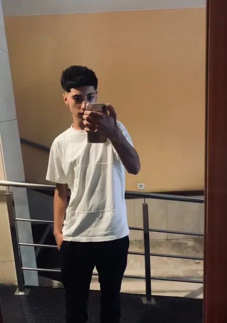 Carlos из Барселоны, мне 19, познакомлюсь без обязательств