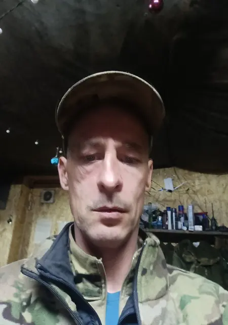 Я Михаил, 19, из Новопскова, ищу знакомства на одну ночь