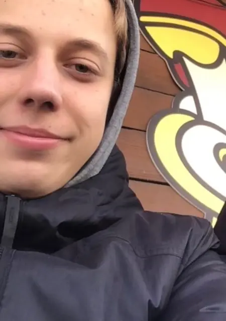 Я Артур, 21, знакомлюсь на одну ночь в Киеве