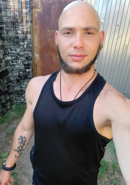 Кирилл из Мариуполя, мне 33, познакомлюсь для приятного времяпровождения