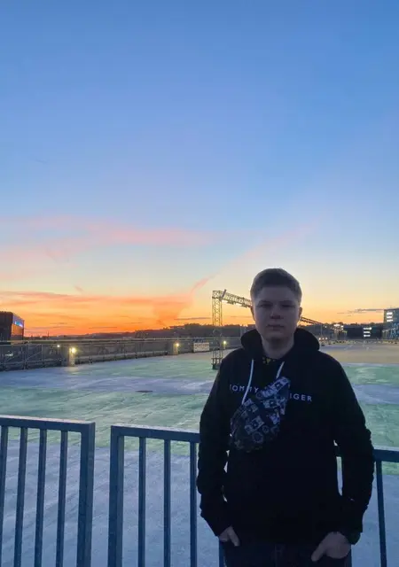 Вова из Каменского, мне 19, познакомлюсь для постоянных отношений