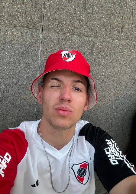 Soy Javier, 28 años de Pamplona, busco conocer gente para chatear