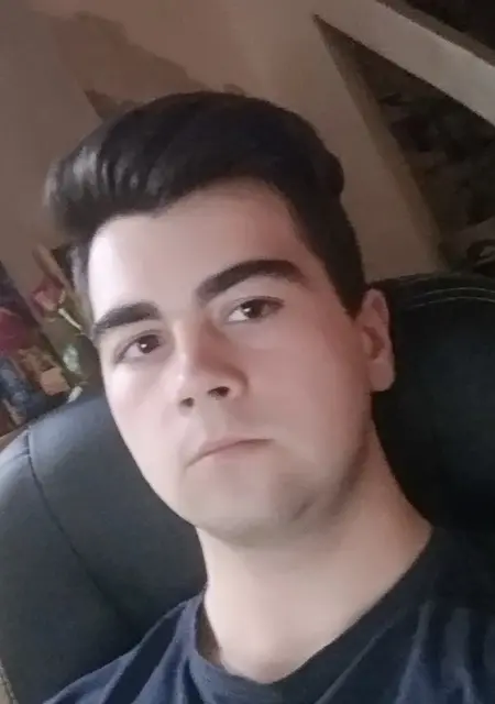 Артем из Горловки, мне 22, познакомлюсь для приятного времяпровождения