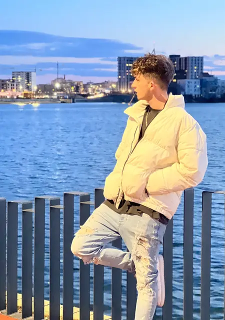 Я Alex, 20, из Бухареста, ищу знакомство для совместных путешествий