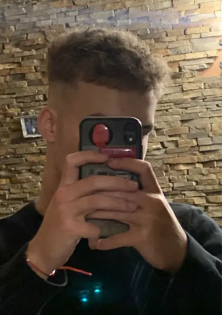 Я Тимофей, 19, из Харькова, ищу знакомства без обязательств