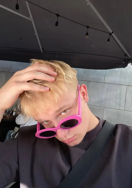 Я Артур, 20, из Луцка, ищу знакомство для приятного времяпровождения