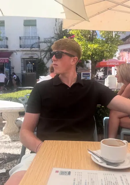 James из Честер, ищу на сайте знакомства на одну ночь