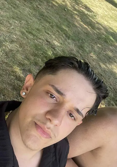 Я Adam, 19, из Хомутов, ищу знакомства на одну ночь