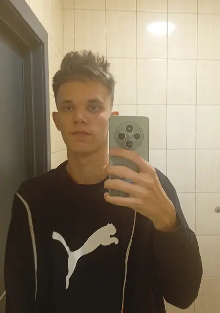 Я Илья, 18, из Кременчуга, ищу знакомства на одну ночь