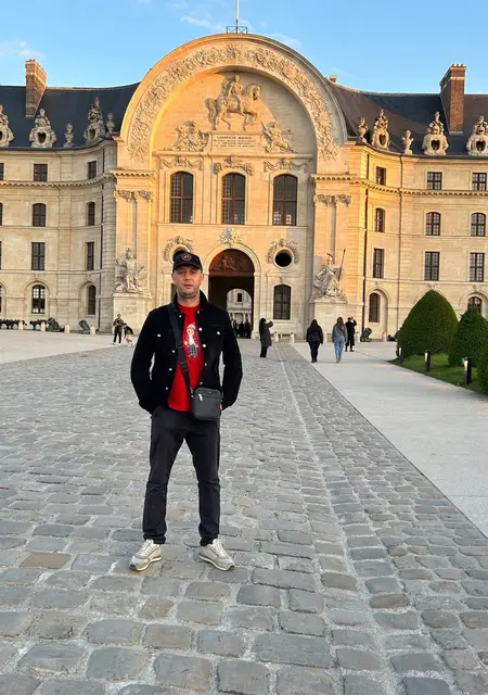 Влад из Парижа, мне 25, познакомлюсь для дружбы