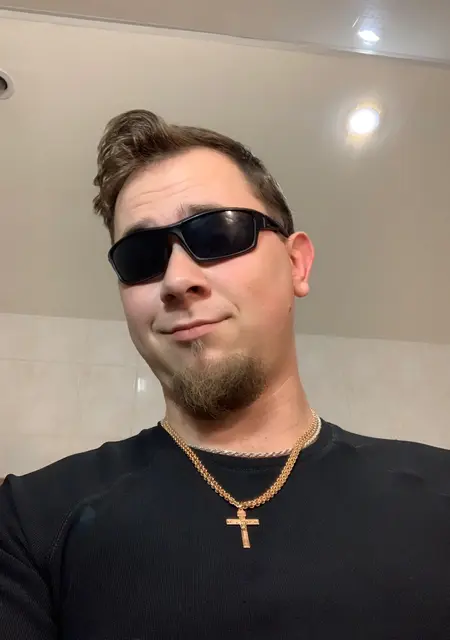 Олександр з Мелітополя, шукаю на сайті відкриті стосунки