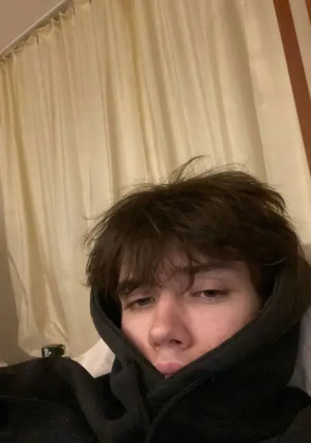 Дэн из Запорожья, мне 18, познакомлюсь без обязательств