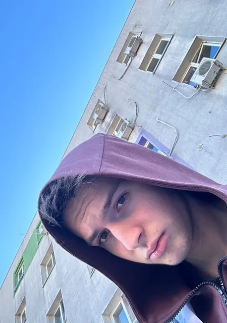 Я Madalin, 19, из Бухареста, ищу знакомства на одну ночь