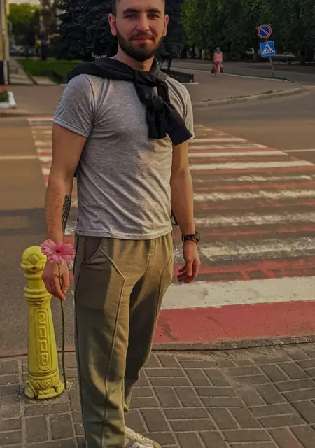 Я Максим, 27 років з Павлограда, шукаю знайомства без зобов'язань