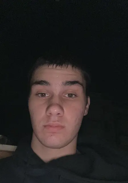 Илья из Плевен, мне 19, познакомлюсь на одну ночь