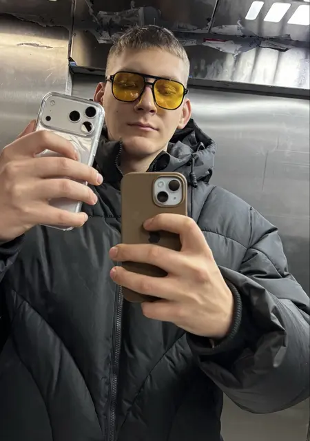 Soy Denis, 21 años de Valencia, busco conocer gente para lío de una noche