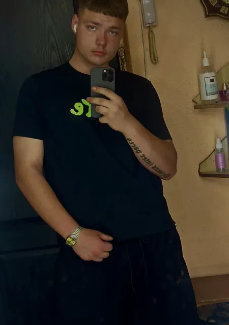 Я Андрей, 20 років з Дніпро, шукаю знайомства на одну ніч