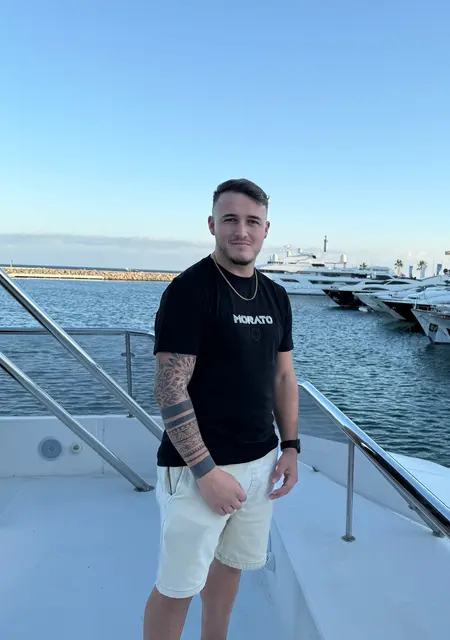 Я Adrián, 28, знакомлюсь для общения в Валенсии