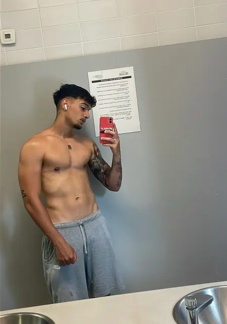 Maykel из Санта-крус-де-тенерифа, мне 21, познакомлюсь на одну ночь