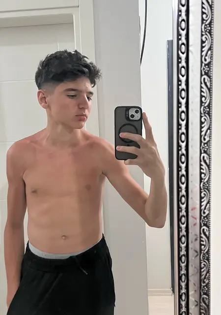 Eymen из Акхисар, мне 25, познакомлюсь на одну ночь