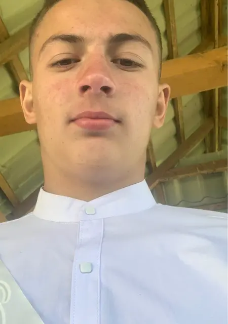 Я Артем, 18, из Лисичанска, ищу знакомство для постоянных отношений