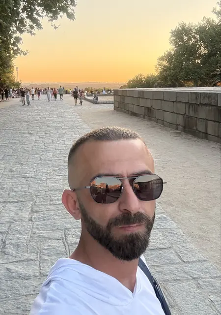 Aizz de Barcelona, busco en el sitio relación abierta