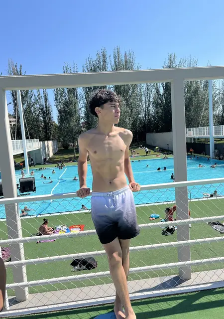 Soy Mateo, 19 años de Barcelona, busco conocer gente para lío de una noche