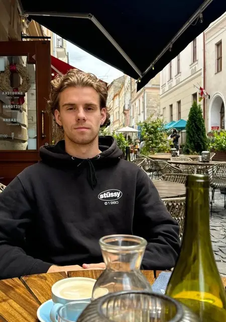 Я Илья, 21, из Львова, ищу знакомство для приятного времяпровождения