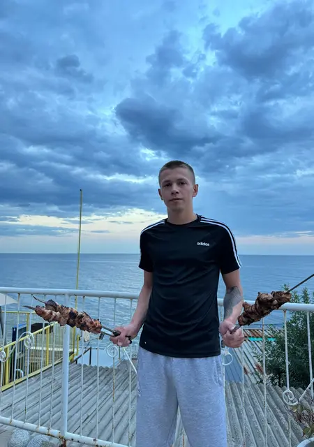 Я Влад, 25, из Херсона, ищу знакомства без обязательств