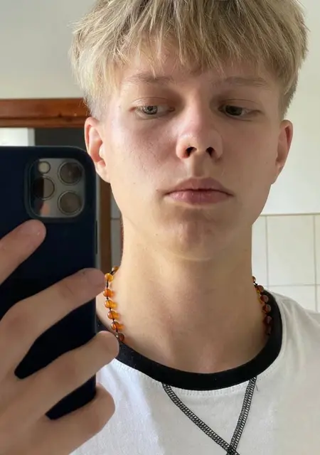 Я Олесь, 18 років з Львова, шукаю знайомство для відкриті стосунки