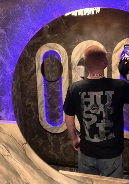 Олександр из Кременчуга, мне 19, познакомлюсь для приятного времяпровождения