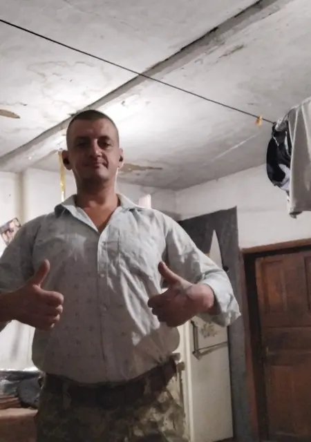 Я Саша, 25, из Глухівших, ищу знакомства на одну ночь