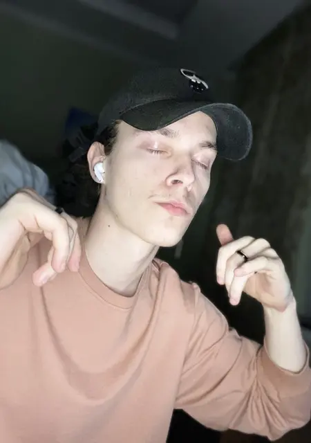 Яник из Макеевки, мне 20, познакомлюсь без обязательств