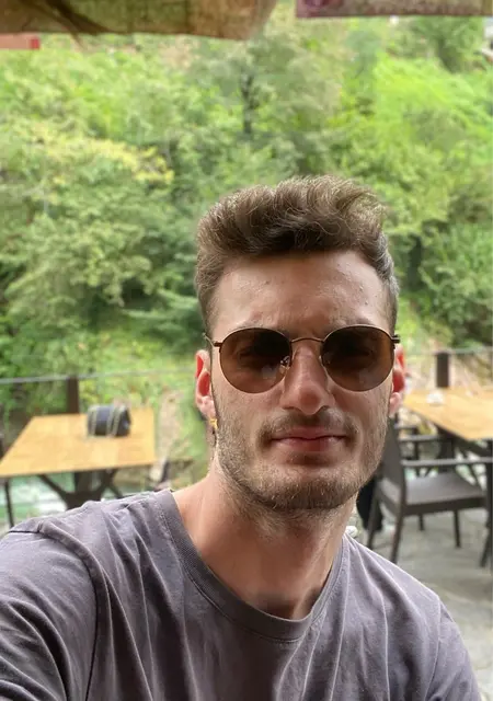 Я Emirhan, 19, из Бурсы, ищу знакомства на одну ночь