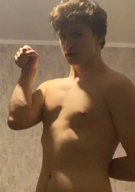 Я Ivan, 18 років з Павлограда, шукаю знайомство для відкриті стосунки