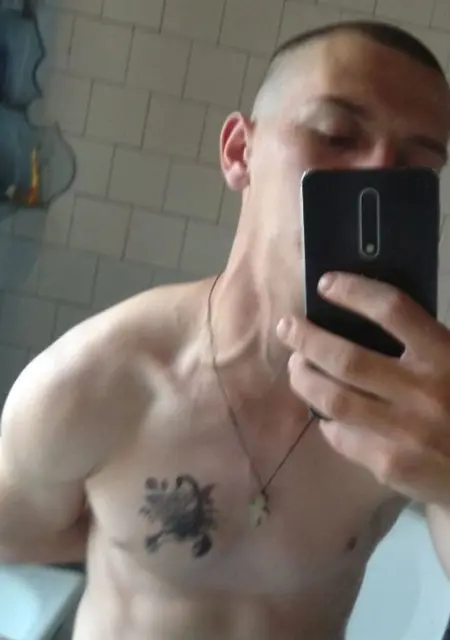 Я Артем, 21, из Ровно, ищу знакомства без обязательств