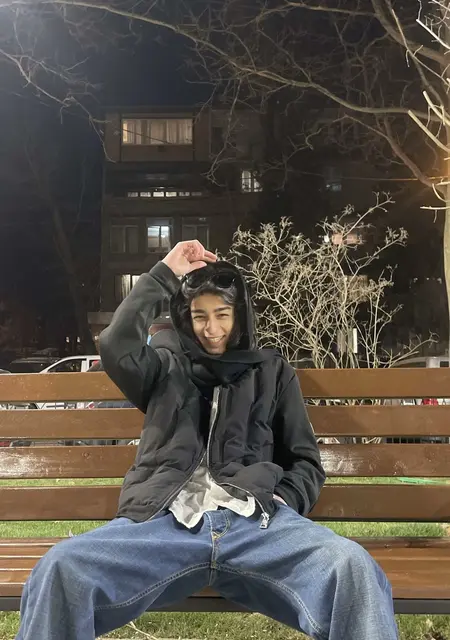 Soy Tornike, 18 años de Badalona, busco conocer gente para chatear