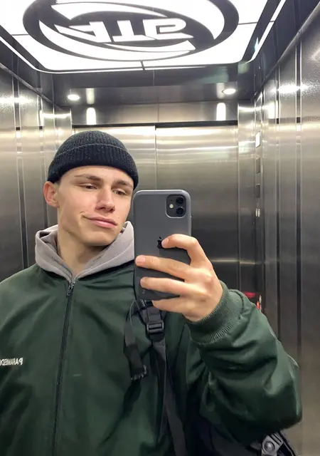 Артьом из Днепра, мне 21, познакомлюсь без обязательств