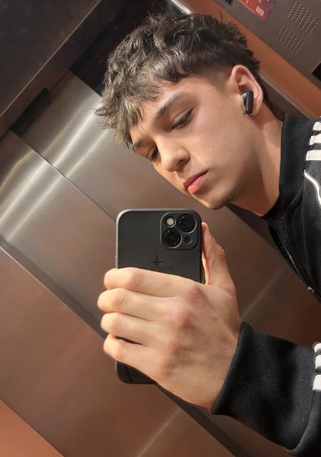 Soy Víctor, 18 años, conociéndome para relación sin ataduras en Salamanca