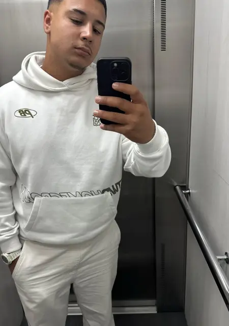 Soy Yunes, 18 años de Zaragoza, busco conocer gente para lío de una noche