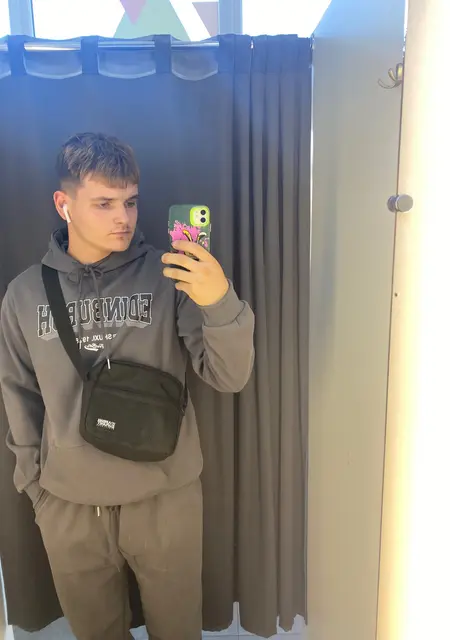 Микола з Житомира, мені 21 років, познайомлюсь для постійних стосунків