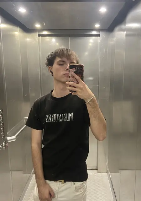 Я Ваня, 20, из Львова, ищу знакомство для дружбы