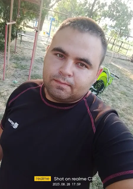Я Александр, 27 років з Мелітополя, шукаю знайомства без зобов'язань