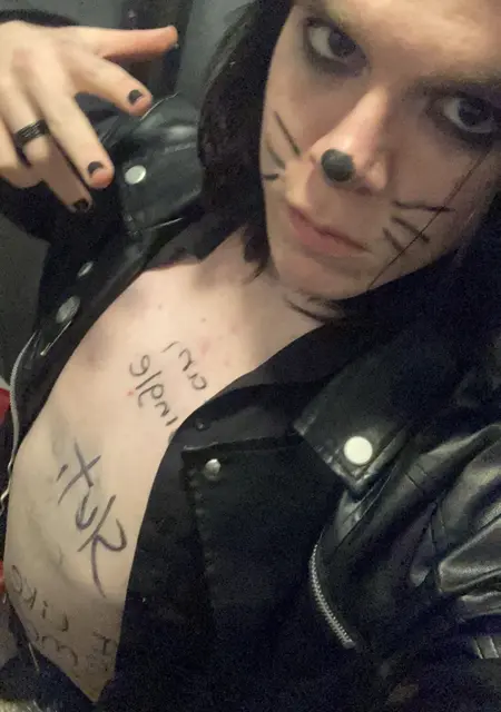 I'm Flakon, 19 from Worcester, seeking connections for no strings attached